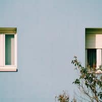Volet roulant qui grince, bloque ou descend mal : que faire ?